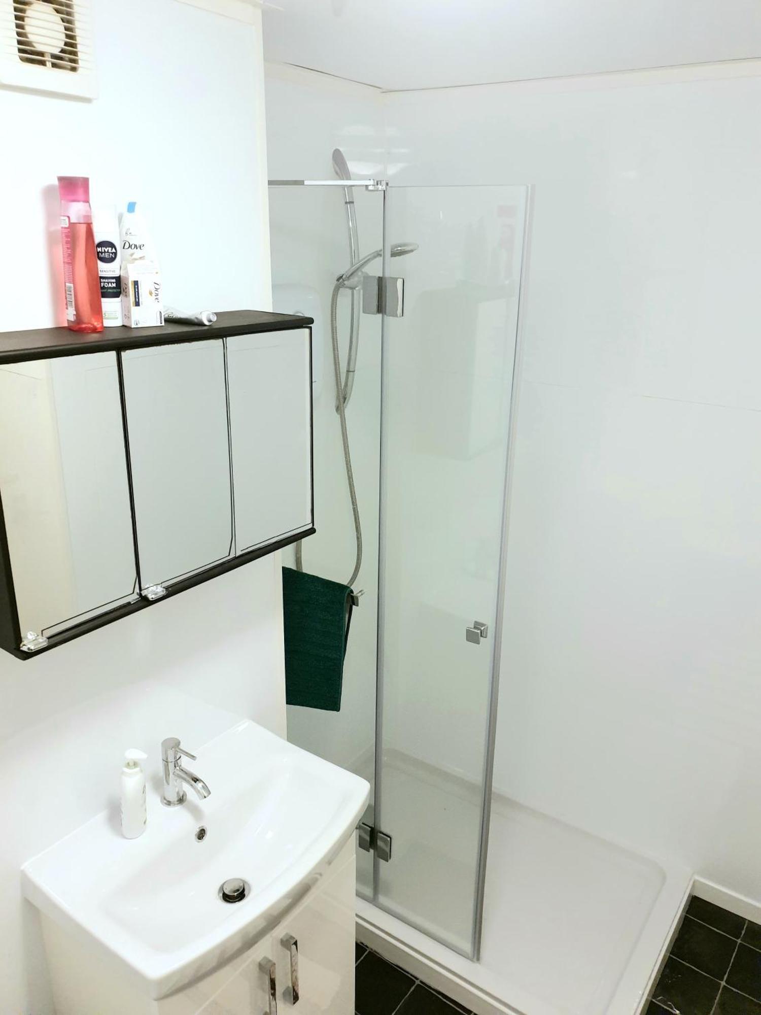 Double Room In Private Apartment London Eksteriør billede